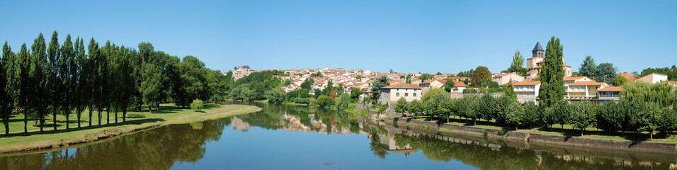 Fototapeta na wymiar Miasto od Pont-du-Château: Auvergne