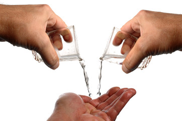 verser deux verres d'eau dans la main