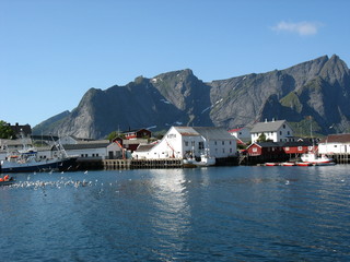 Cabanes rouges en Norvège © SophySweden