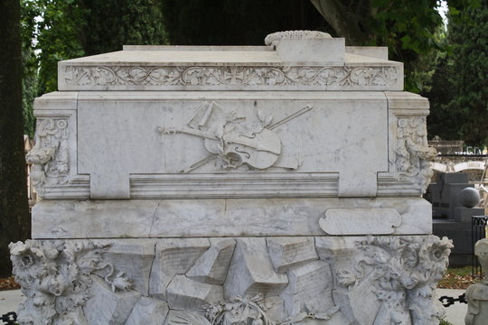 Detalle de la tumba del violinista Pablo Sarasate, Pamplona.