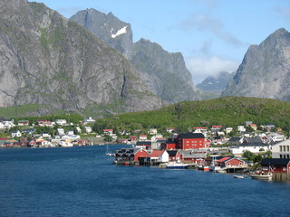 Cabanes rouges en Norvège © SophySweden
