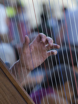 Mano tocando el arpa