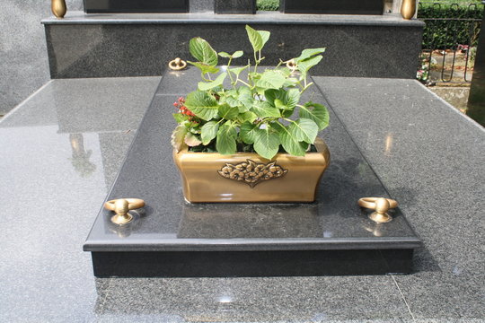 Panteon funerario de granito negro sin ningun nombre.