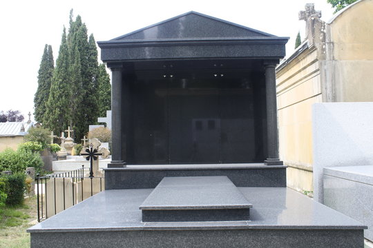 Panteon funerario de granito negro sin ningun nombre.