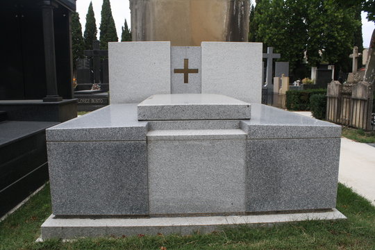 Panteon funerario de granito gris sin ningun nombre.