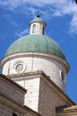 Fototapeta na wymiar kopułą kościół pod Monte Cassino