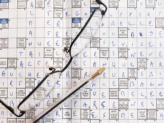 Lunettes et mots croisés