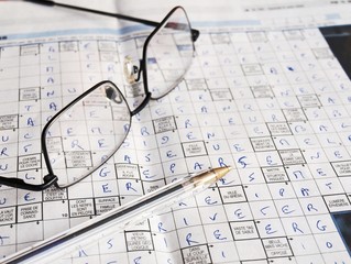 Lunettes et mots croisés