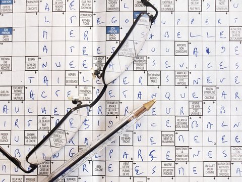 Lunettes et mots crois&eacute;s