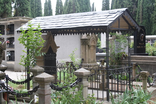Tumba con tejado en el cementerio de Pamplona, Navarra.