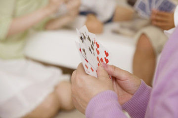 トランプをする女性の手元