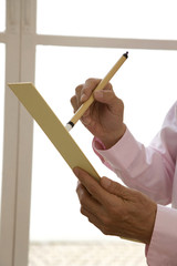 俳句を考える老人の手元