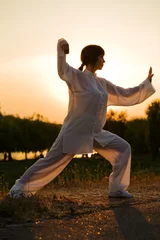 Fototapete Kampfkunst Frau im weißen Anzug macht Taiji Chuan Übung - 7