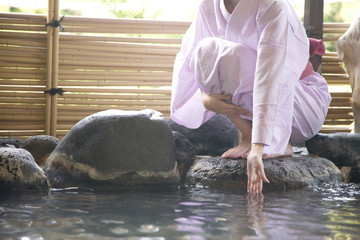 湯加減を確かめる女性