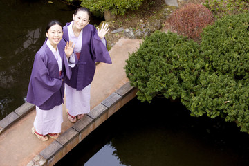 手を振る女性
