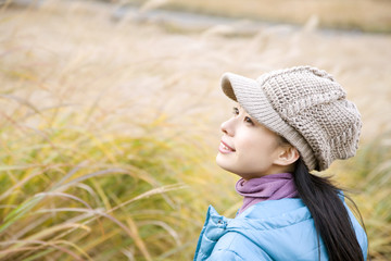 ススキ野原に立つ女性