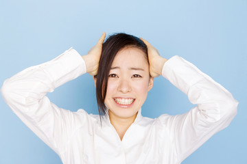 悩んでいる女性