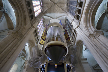 france; normandie; eure; evreux; cathédrâle : orgue et plafond