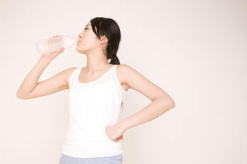 水を飲む女性