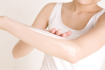 クリームを塗る女性