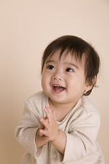 手を叩いて喜んでいる赤ちゃん