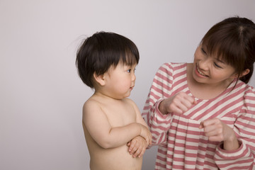 母親と手遊びをしている赤ちゃん