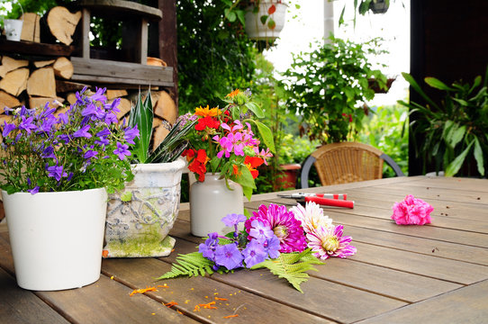 Blumen Dekoration auf Garten Tisch