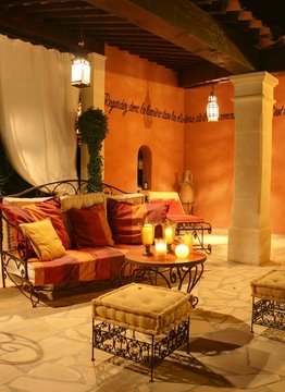 salon d'&eacute;t&eacute; en bord de piscine