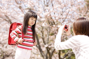 Obraz premium 記念写真を撮る親子