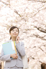 携帯電話で会話をしている女性