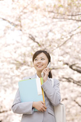 携帯電話で会話をしている女性