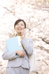 携帯電話で会話をしている女性