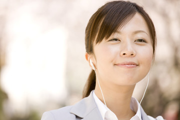 音楽を聴きながら通勤している女性