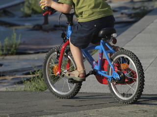 Niño en bici