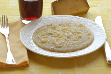 Polenta condita con latteria fresco e stagionato - Veneto