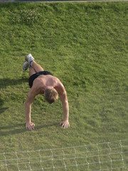 Haciendo flexiones en el parque