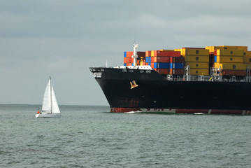 Fototapeta premium Voilier et porte-containers