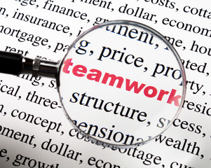 mot teamwork Collaboration rouge sous la loupe