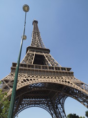Farola y la Torre Eifel en Paris