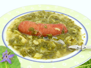 Mangoldsuppe mit Wursteinlage