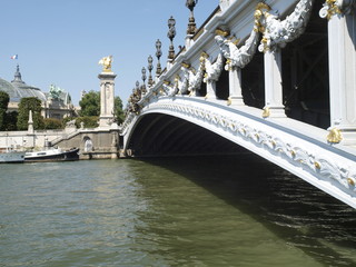 Puente de Alejandro III sobre el rio Sena en Paris