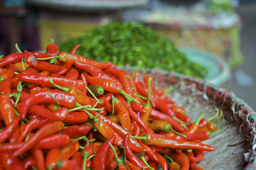 Frische Chilischoten auf dem Gemüsemarkt, Thailand