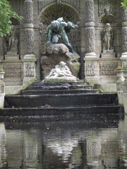 Fototapeta na wymiar Escultura en el Parque Luxemburgo en Paris