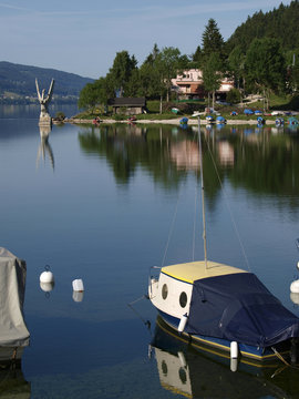 Bateau au port &agrave; La Vall&eacute;e de Joux, vaud,suisse.