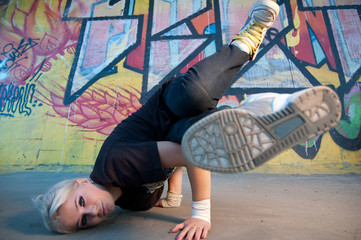 Girl break-dancer posing - obrazy, fototapety, plakaty