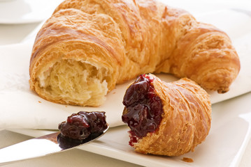 Croissant mit Marmelade