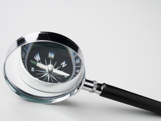 loupe et boussole