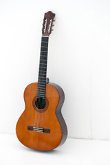 Fototapeta na wymiar Gitara akustyczna od białej ścianie