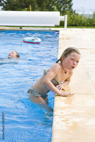 "petite fille sortant d une piscine" photo libre de droits