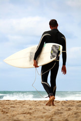 Surfer hin zu den Wellen
